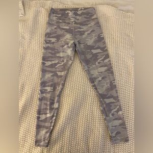 Free spirit workout leggings. White and gray arm print. Size medium. 26inches.